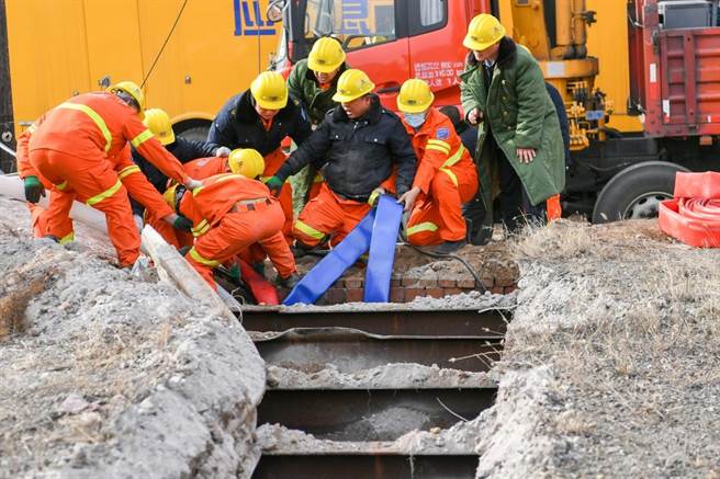 山西盗採煤炭矿灾事件21人被困无一救出，晋一把手：全力搜救并彻查。图为16日山西省孝义市西辛庄镇杜西沟村救援现场。（新华社）