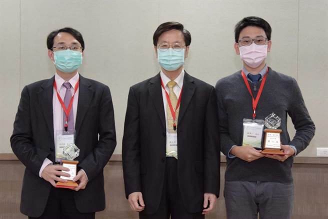 台東馬偕東部區域醫院加護病房護理部馬瑞菊及心臟內科蘇珉一合著論文《東部區域醫院加護病房不施行心肺復甦術醫囑之流行病學調查》，榮獲內科學誌優秀論文獎原著類第2名。（蔡旻妤攝）