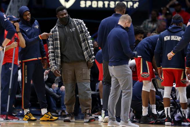 从锡安威廉森(左二)待在场边的画面可以清楚看到他胖了不少。(路透资料照)