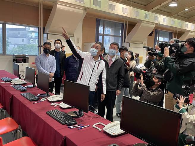 1218公投将登场，新北市长侯友宜今（17日）上午9时许前往新北市选委会视察。（叶书宏摄）