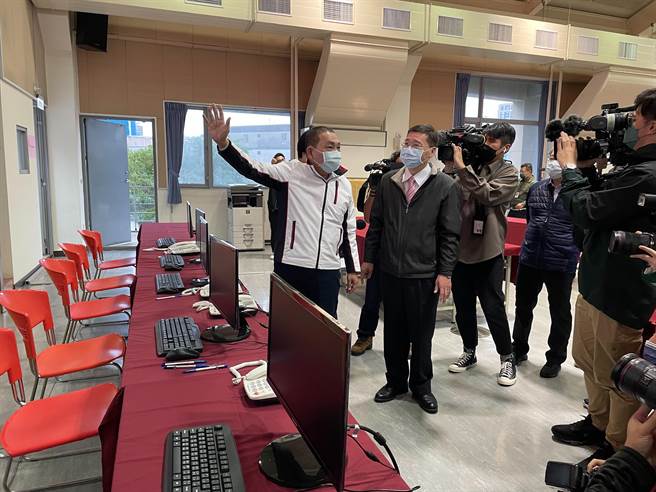 1218公投将登场，新北市长侯友宜今（17日）上午9时许前往新北市选委会视察。（叶书宏摄）