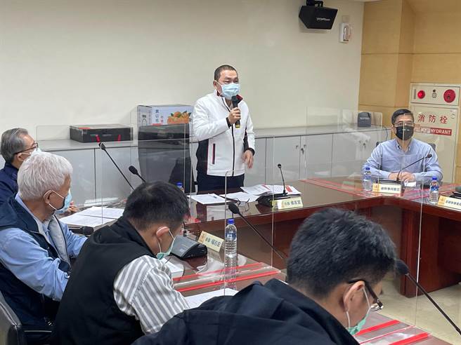 1218公投将登场，新北市长侯友宜今（17日）上午9时许前往新北市选委会视察。（叶书宏摄）