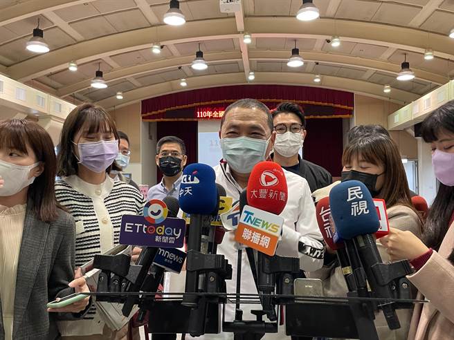 1218公投将登场，新北市长侯友宜今（17日）上午9时许前往新北市选委会视察。（叶书宏摄）