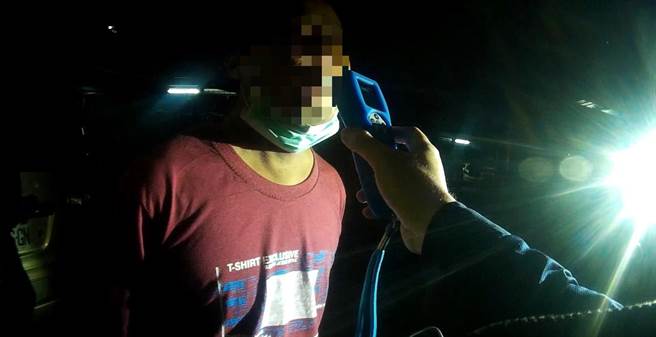 杨男酒驾遭抓，酒测值超标7倍之多。 （翻摄照片／洪靖宜高雄传真）