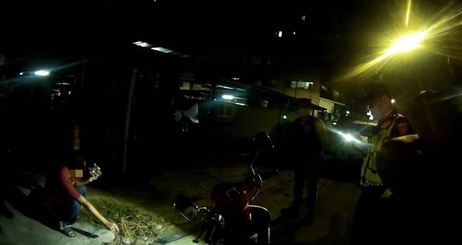 杨男酒驾使出喝水拖延战术。 （翻摄照片／洪靖宜高雄传真）