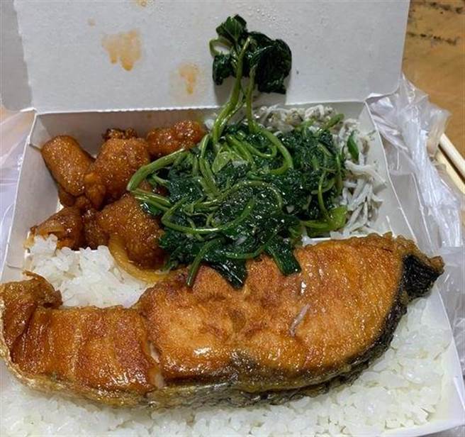 自助餐4菜1饭快200元，让网友大嘆物价真的涨好多。（图／翻摄自爆癈公社）