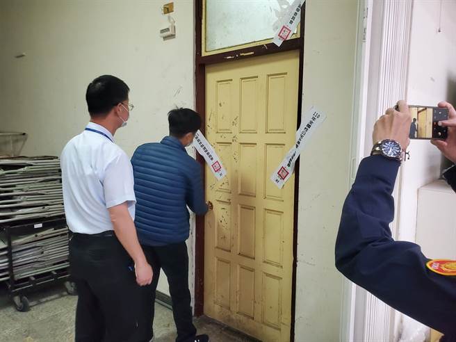 公投选票昨天运抵斗六市公所，存放于斗六厅的储藏室贴封条，今天上午８点半清点选票前才撕封条进入。（周丽兰摄）