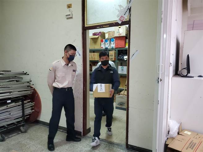 每一箱装的是1个投开票所的4张公投票。（周丽兰摄）