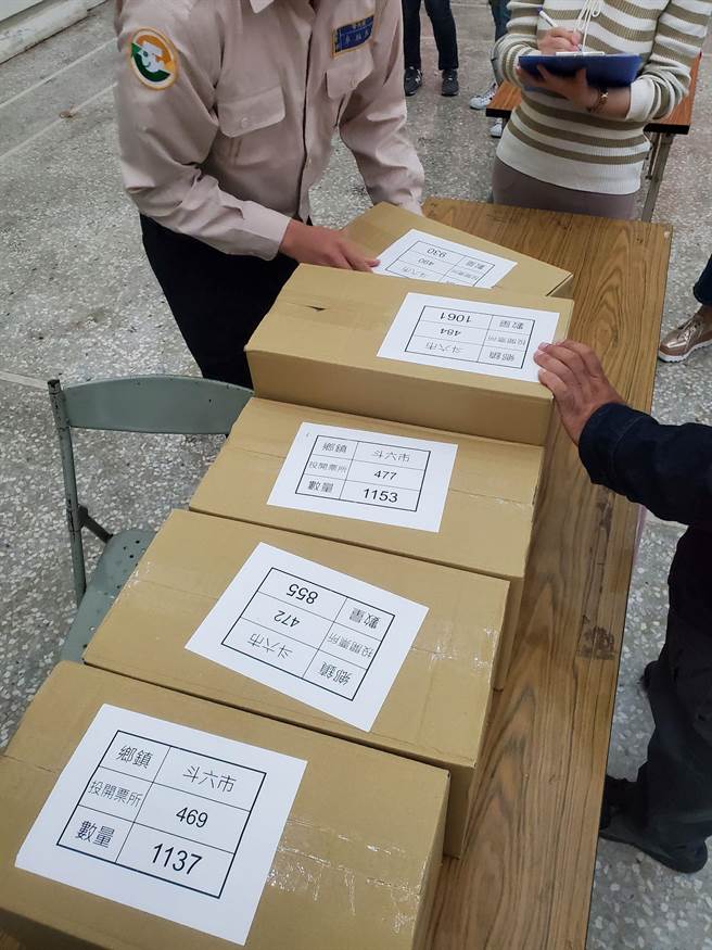 每一箱装的是1个投开票所的4张公投票。（周丽兰摄）