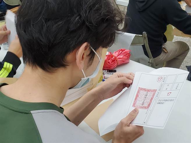 选务人员清点第17号公投票，顏色是白色。（周丽兰摄）