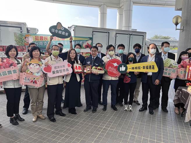 台南市政府訂購1300箱蓮霧及鳳梨釋迦，送給疫情期間站在防疫第一線的台南醫護人員及日間照護中心等機構。（洪榮志攝）