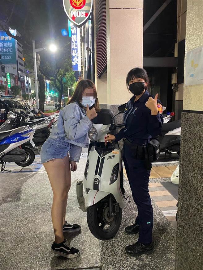 高雄罗姓短裤妹因机车钥匙被锁在置物箱中，女警蔡汶均帮她解危，让罗女乐得对女警比讚。（翻摄照片／石秀华高雄传真）