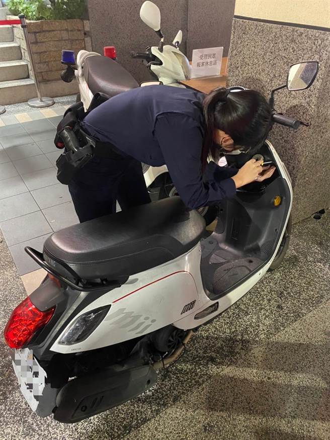 女警蔡汶均用工具试着打开罗女机车，随后拆解面壳，拨动钢丝后，顺利取出钥匙。（翻摄照片／石秀华高雄传真）