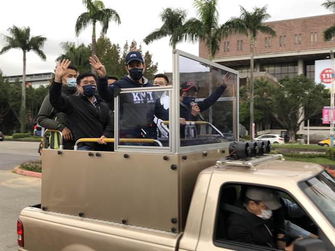 前总统马英九上午在国民党前主席江启臣、前副主席郝龙斌、立委赖士葆的陪同下，一起从自由广场出发车队扫街，为四大公投进行最后催票。（赵婉淳摄）