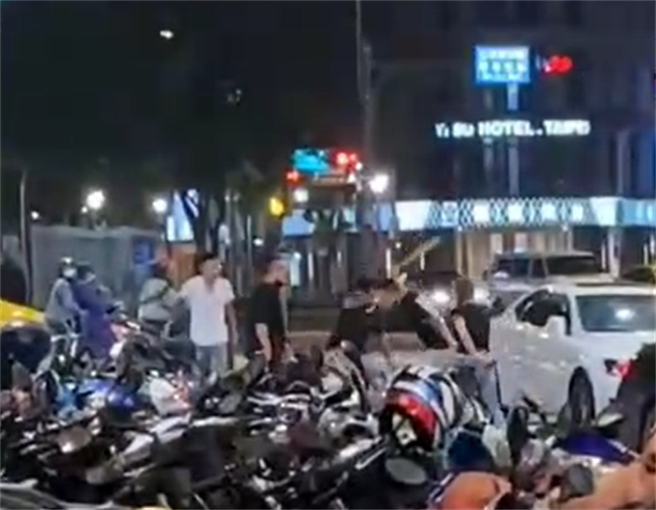台北市大同区寧夏夜市附近16日晚间，顏姓男子疑似不满路过夫妻檔嘲笑他从椅子跌下，双方起口角后，便爆发暴力衝突。（图／记者爆料网）