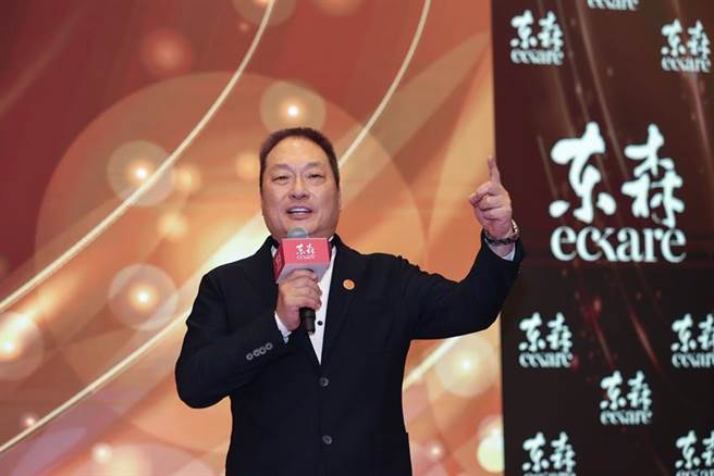 （東森集團總裁王令麟大發年終獎金犒賞員工。圖／東森集團提供）