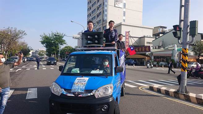 台南市议员谢龙介（右）搭上宣传车，与中广公司董事长赵少康（左）一起宣传公投4个都同意。（程炳璋摄）
