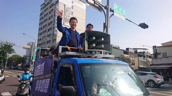 中广公司董事长赵少康（左）在宣传车上向民眾挥手致意。（程炳璋摄）