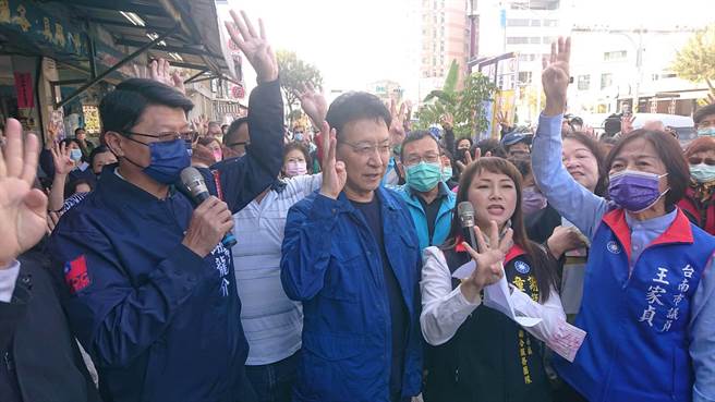 中广公司董事长赵少康（中间蓝衬衫者）到台南宣讲4个都同意，台南市议员谢龙介（左一）、北区振兴里长童小芸（右二）与台南市议员王家贞（右一）一起呼吁公投４个都同意。（程炳璋摄）