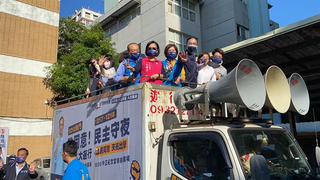 国民党主席朱立伦说，在野党有在野党的天职，国民党必须要跟人民站在一起，尤其公投是民意的展现，呼吁大家一定要出来投票。（卢金足摄）