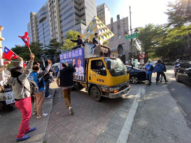 国民党主席朱立伦17日到台中扫街表示，侯市长、卢市长都分别表达对来反莱猪，以及对于藻礁等等议题的支持，每一位首长鼓励大家出来投票，展现民意。（卢金足摄）