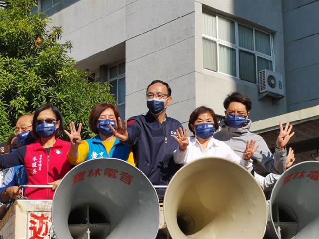 国民党主席朱立伦说，在野党有在野党的天职，国民党必须要跟人民站在一起，尤其公投是民意的展现，呼吁大家一定要出来投票。（卢金足摄）
