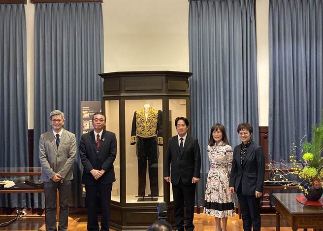 副總統賴清德（右三）今天參加成大90周年校慶系列活動，會後強調他明天一定會回來台南投票。（曹婷婷攝）