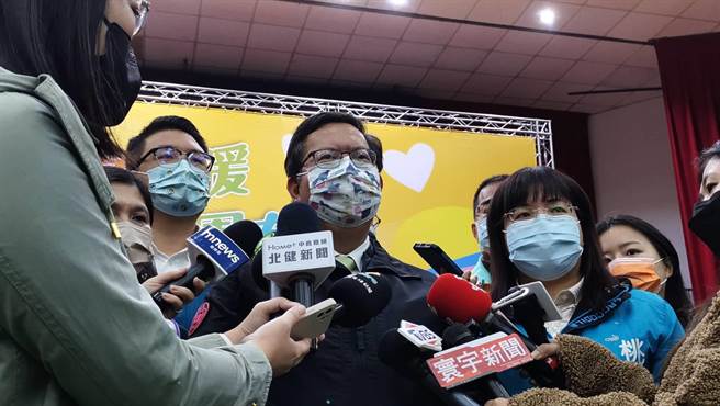 桃園防疫旅館爆群聚，市長鄭文燦17日受訪時強調，將對全市30幾家防疫旅館加強空調換氣檢查、手套更換跟消毒。（陳夢茹攝）