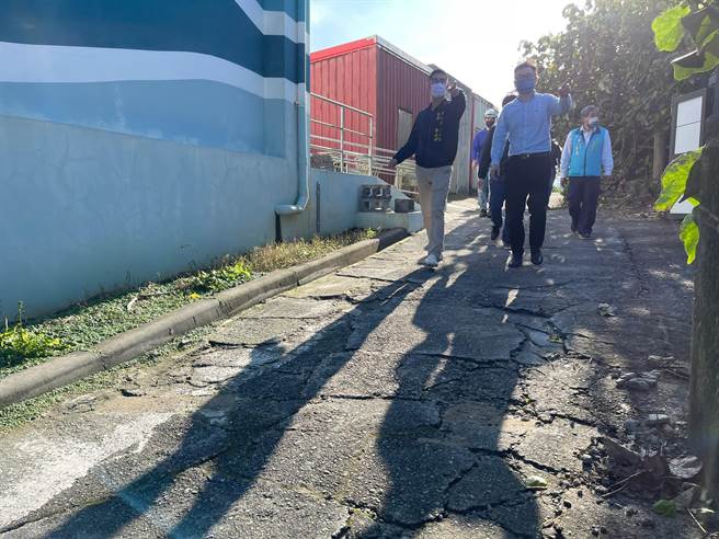 中角灣國際衝浪中心周邊道路及附屬設施改善工程開工前現勘。（金山區公所提供）