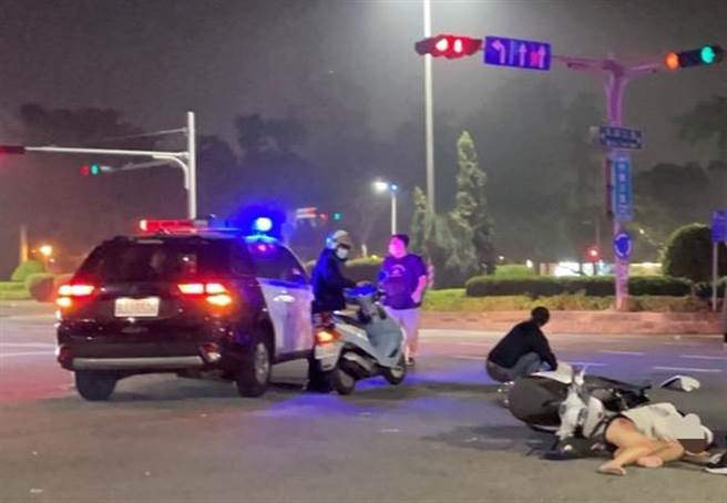 高市蘇姓少女無照騎車疑闖紅燈撞上賓士車，害慘後座張姓少女，雙雙噴飛在地，張女倒地露出一雙長腿，所幸2人僅受輕傷。（翻攝照片／石秀華高雄傳真）
