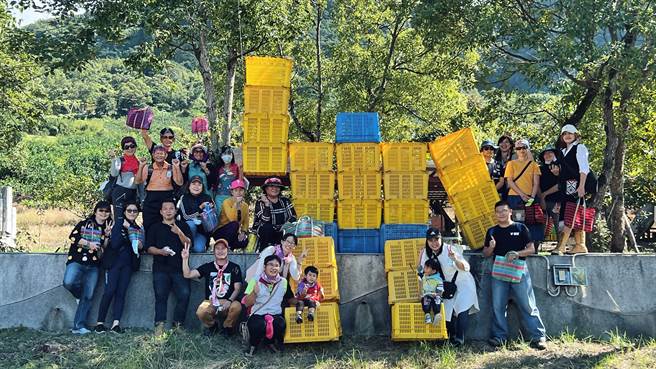 亲子游客们在193石光祭与水果篮做的石光机器人拍照。(图／东丰休閒农业区提供)