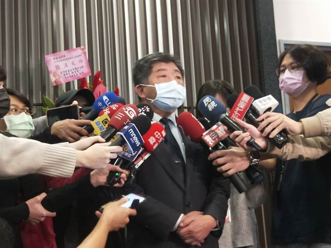 衛福部長陳時中接受採訪時證實，桃園防疫旅館群聚擴大。（王家瑜攝）