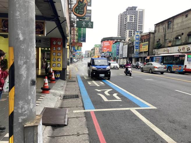 桃園市環保局人員一早前往該防疫旅館清潔消毒。（桃園市環保局提供）