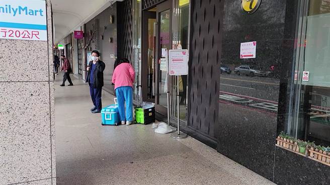 有防疫人員早上帶著檢驗器材前往桃園確診防疫旅館，並對環境採檢。（賴佑維攝）