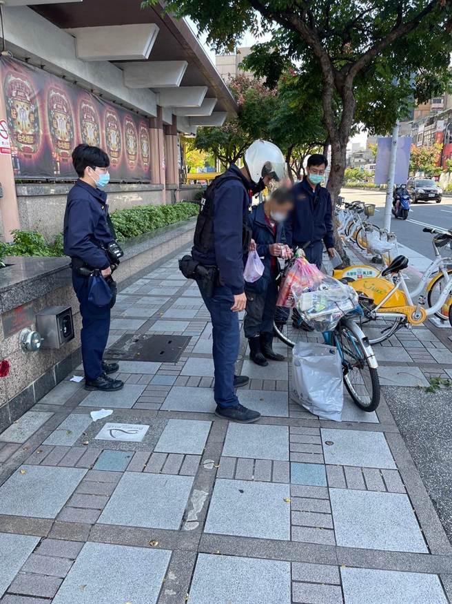 陳男騎單車闖紅燈遭警攔下。（警方提供）