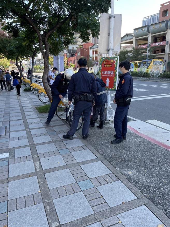 陳男遭警方圍捕盤查。（警方提供）