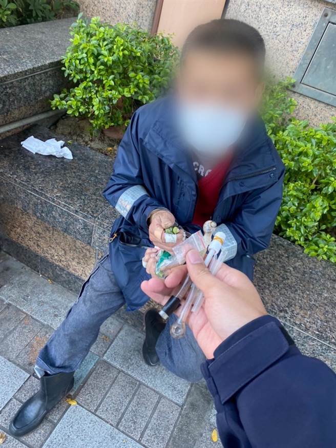 陳男主動交出毒品。（警方提供）