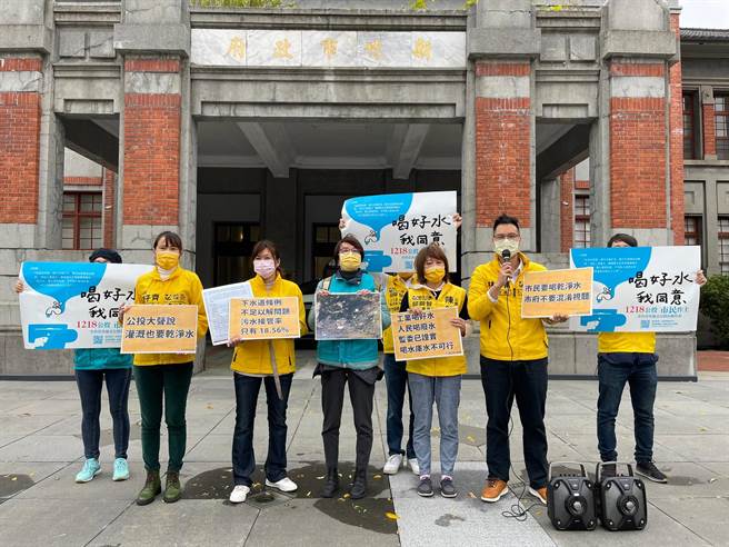 时代力量新竹市议员举牌疾呼民眾踊跃投乾净水公投，并思考水源如何被管理、风险如何被管控。（时力新竹市议会党团提供／邱立雅竹市传真）