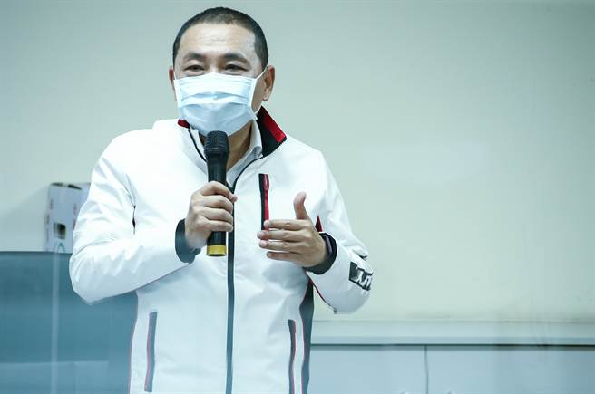 四大公投即将登场，新北市长侯友宜17日访视新北市选委会时，针对日前脸书发表千字文，仍未正面回应，仅呼吁民眾出门投票。（罗永铭摄）