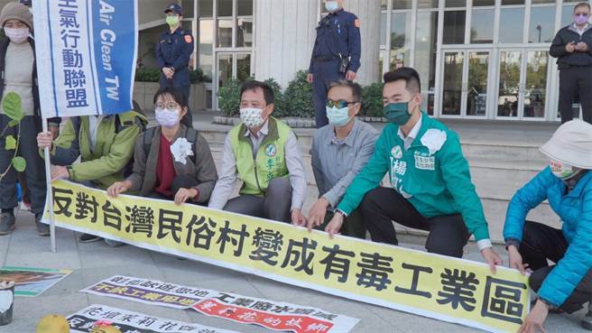 台湾民俗村要盖工业区，山坡地变相开发问题重重，环保团体联合抗议，提出担忧。（吴敏菁摄）