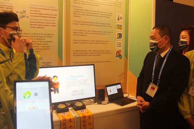 新北高工学生在去年疫情爆发时设计校园版红外线热像仪，今年精进功能增加多人同时量体温、戴口罩者人脸辨识，今向市长侯友宜展示。(陈慰慈摄)