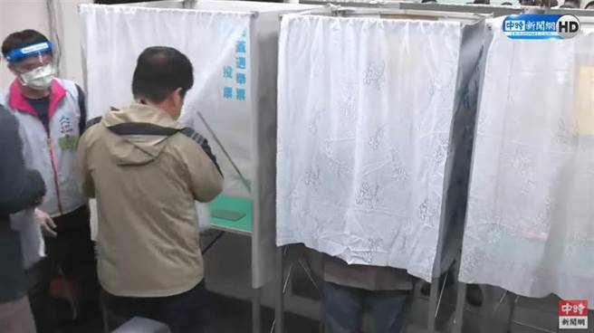 4大公投就在明天，不少民眾卻反應未收到通知單，甚至有人認為是「技術性杯葛」。（中時新聞網直播畫面）