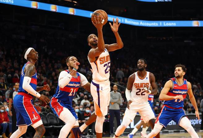 太陽前鋒布瑞吉斯在人群當中起身挑籃。(路透)