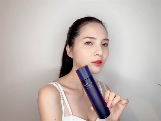 怡丽丝尔、莉薇特丽、DEW、BFFECT、DR.WU推出精华新品，图中为莉薇特丽御光奇肌抗皱净焕活肤精华。（邱映慈摄）