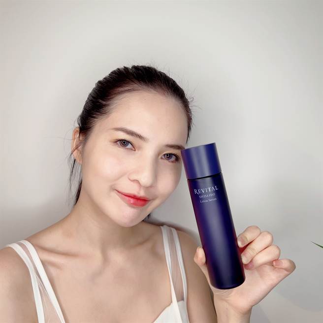 莉薇特丽御光奇肌抗皱净焕活肤精华。（邱映慈摄）