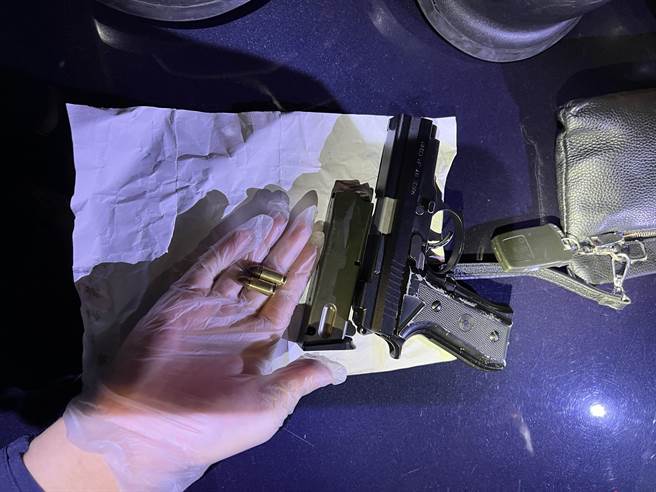 警方從機車置物箱搜出改造手槍、子彈。（警方提供）