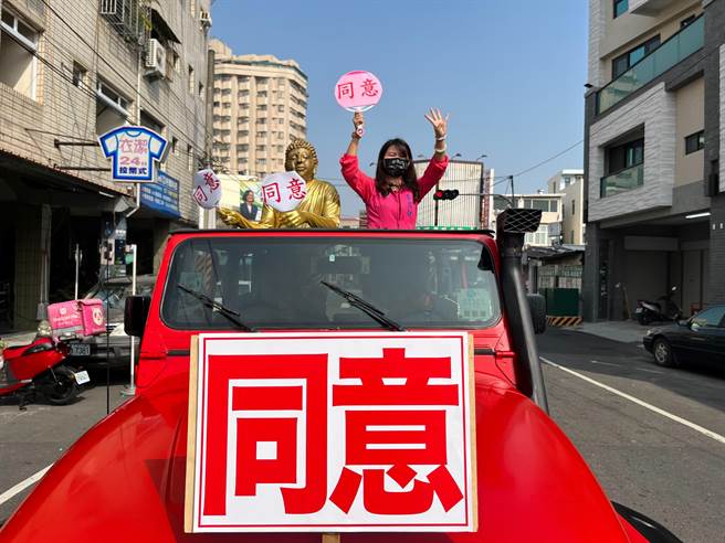 國民黨高市議員李雅靜近日不厭其煩掃街拜票，17日更將「佛祖」請上吉普車，與李雅靜一同繞行鳳山街頭。（李雅靜提供／洪浩軒高雄傳真）