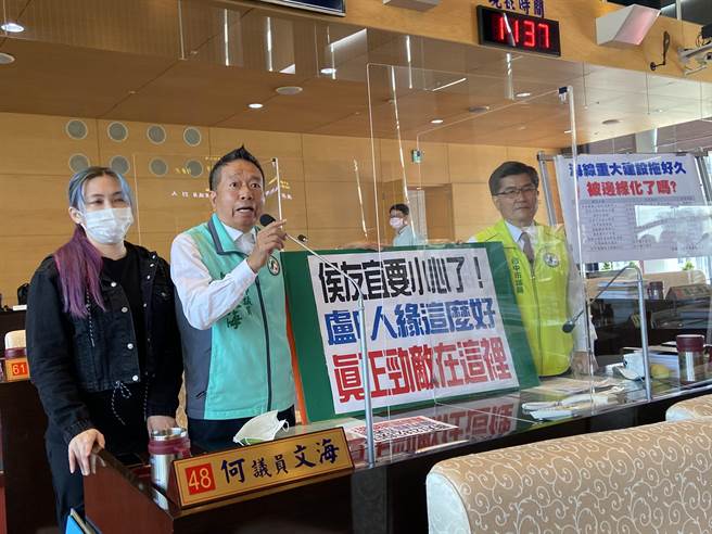 民进党议员何文海酸讽台中市长卢秀燕不表态公投，不会像新北市长侯友宜一样被围剿，可以去选总统，「卢秀燕好棒棒」。（卢金足摄）