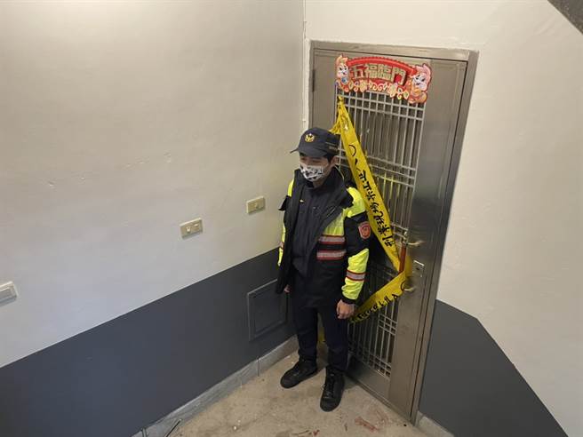 新北市永和區17日發生一起兇殺案，一名男子疑似不滿家中不能抽菸，一氣之下持刀把母親砍死，姊姊則受傷。圖為警方在案發現場圍起封鎖線蒐證。 （葉書宏翻攝）