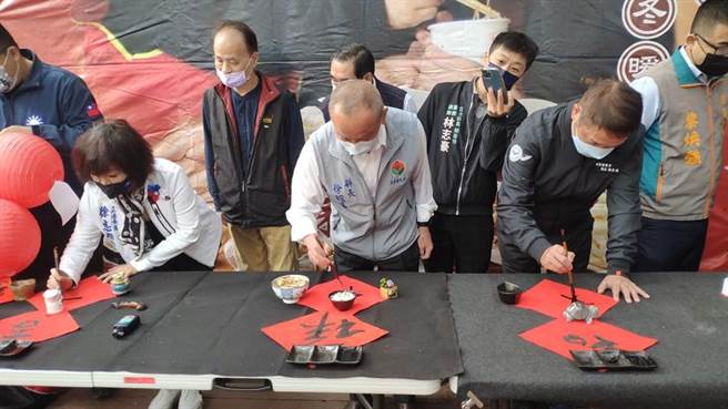 县长徐耀昌、议长锺东锦等人为基金会吉祥灯笼提上吉祥字。（李京升摄）